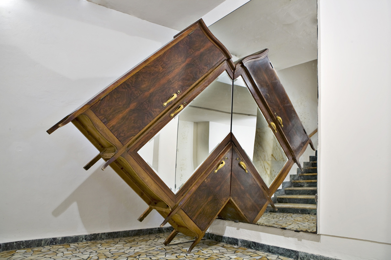 11ème Biennale de Lyon - Une terrible beauté est née. : Jorge Macchi. Rendez-vous. 2009, bois et miroir, 282 x 293 x 300 cm. Courtesy Galerie Continua. 